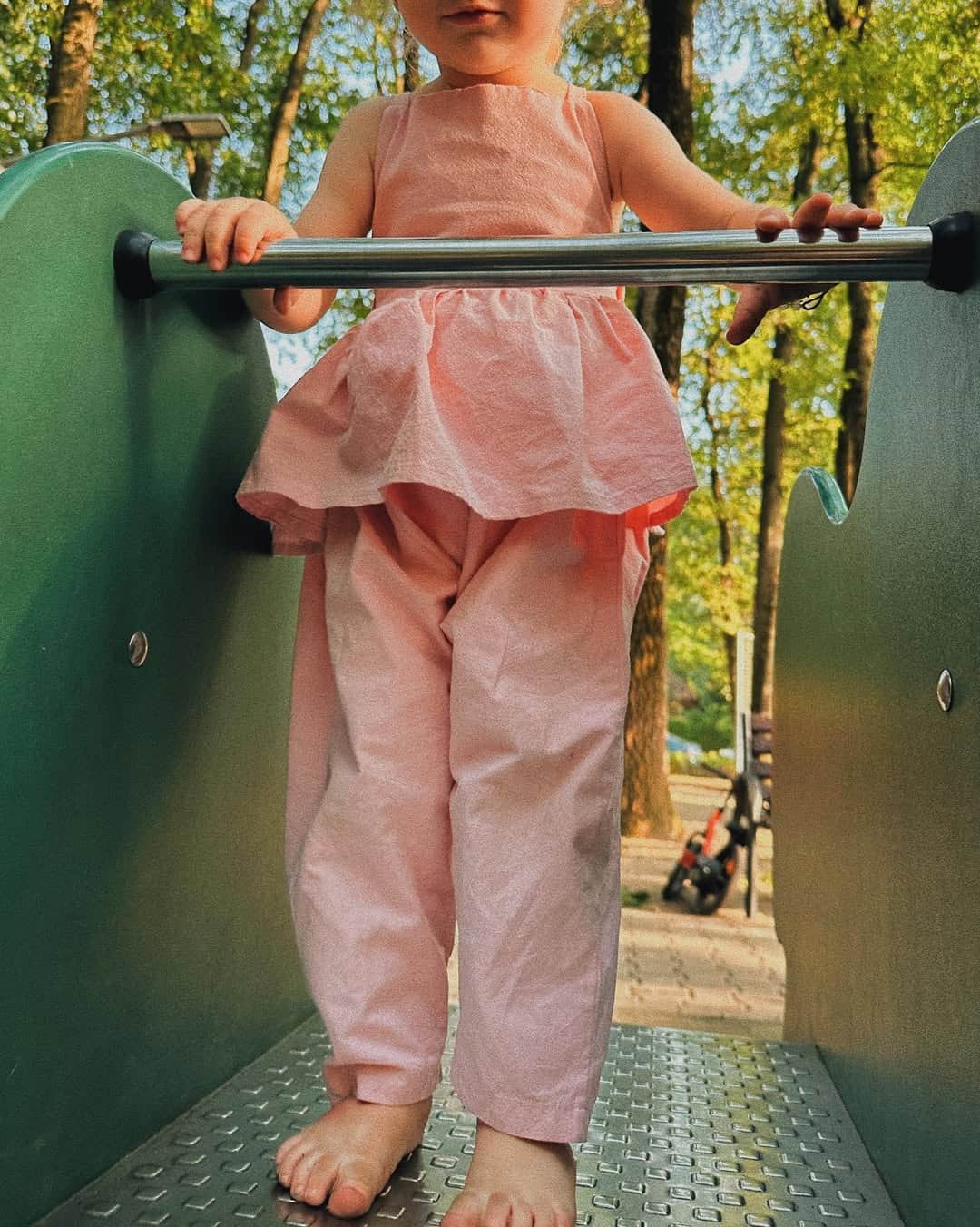 Salopetă oversized din muselină – Rose Powder imagine 5