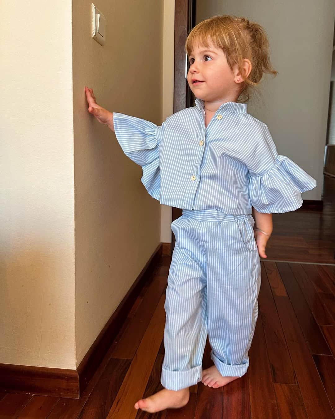 Set polin bleu-alb cu bluză cu volănașe și pantaloni lungi imagine 1