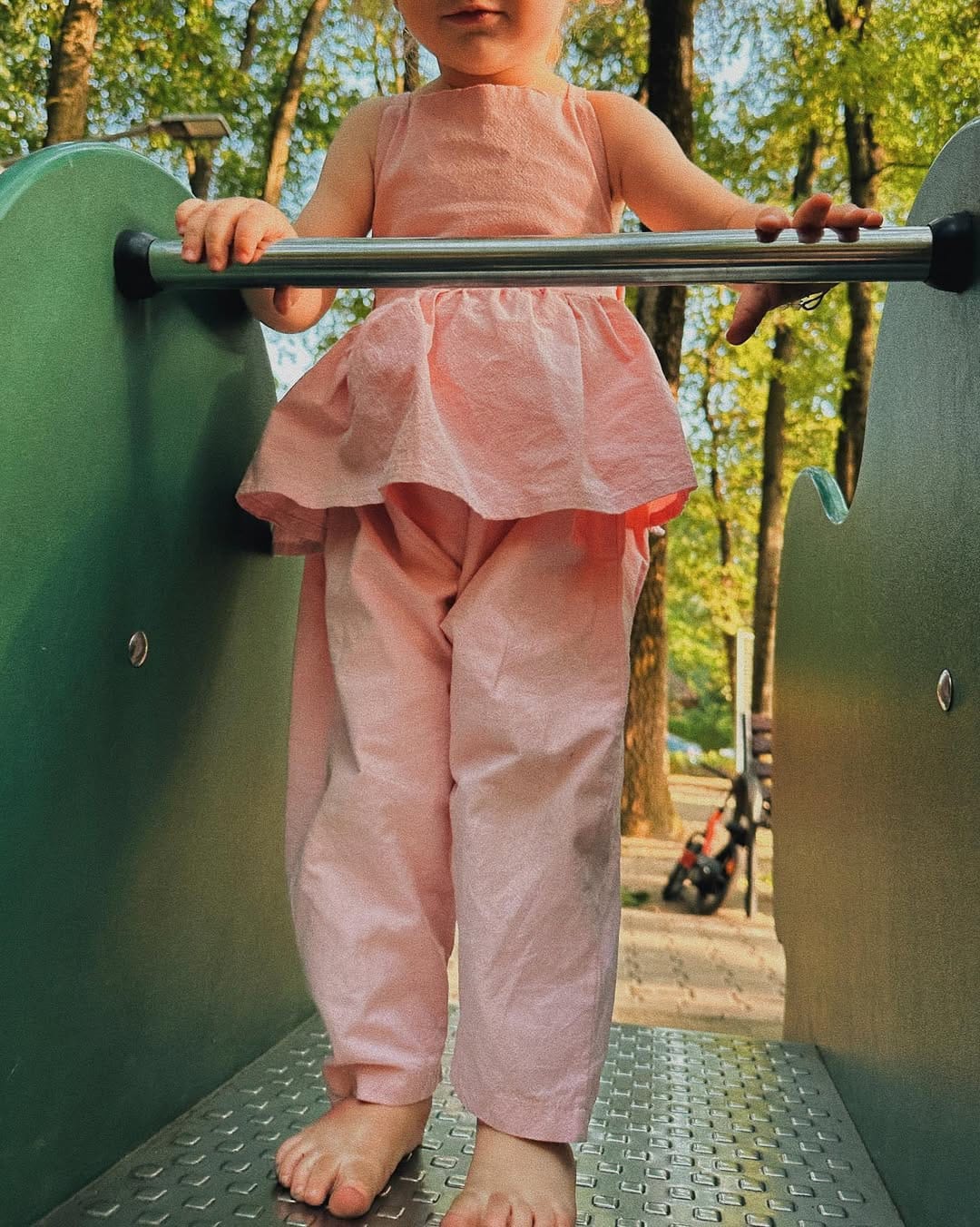 Salopetă oversized din muselină – Rose Powder imagine 5
