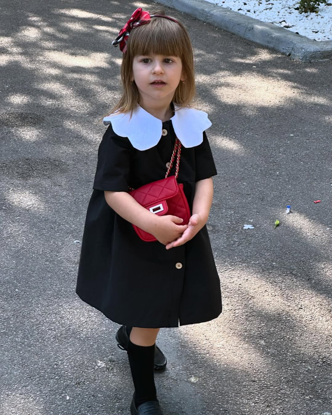 Rochiță neagră elegantă cu guler contrastant - imagine 3