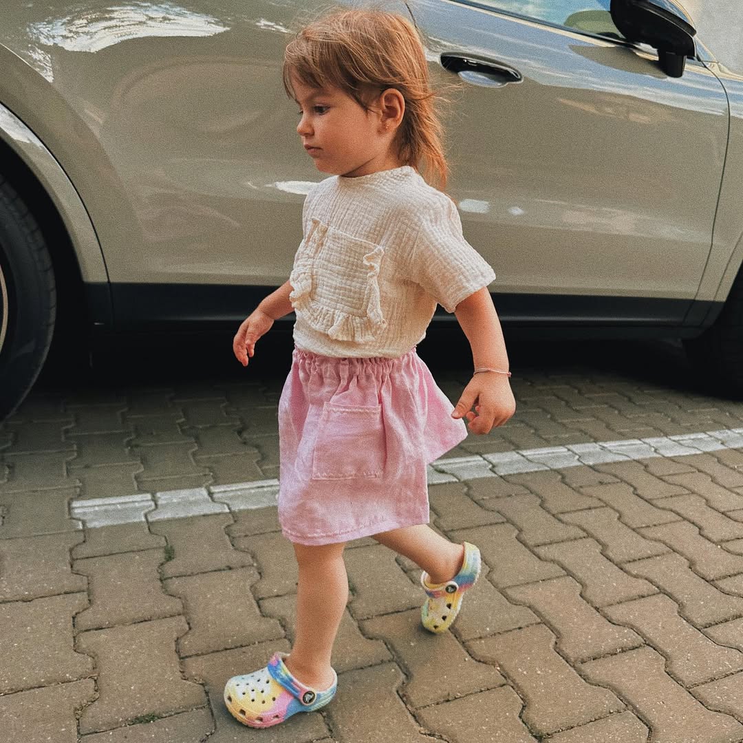 Set din muselină 2 piese – bluză texturată + fustiță-pantalon roz – Handmade Lilisicopiii