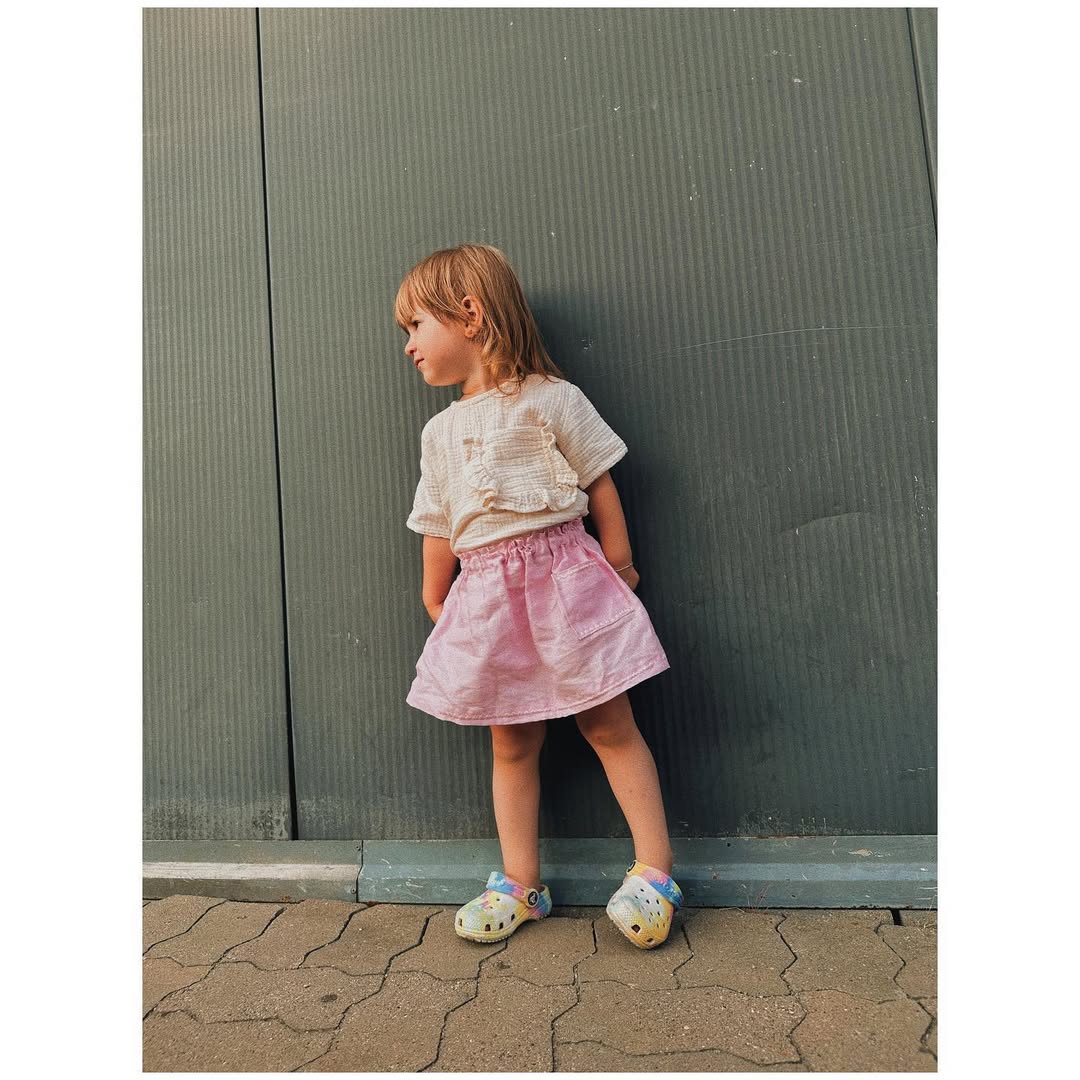 Set din muselină 2 piese – bluză texturată + fustiță-pantalon roz – Handmade Lilisicopiii - imagine 3