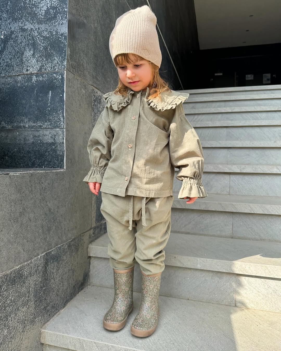 Set din muselină 2 piese – bluză cu volănașe + pantaloni – Handmade Lilisicopiii - imagine 2