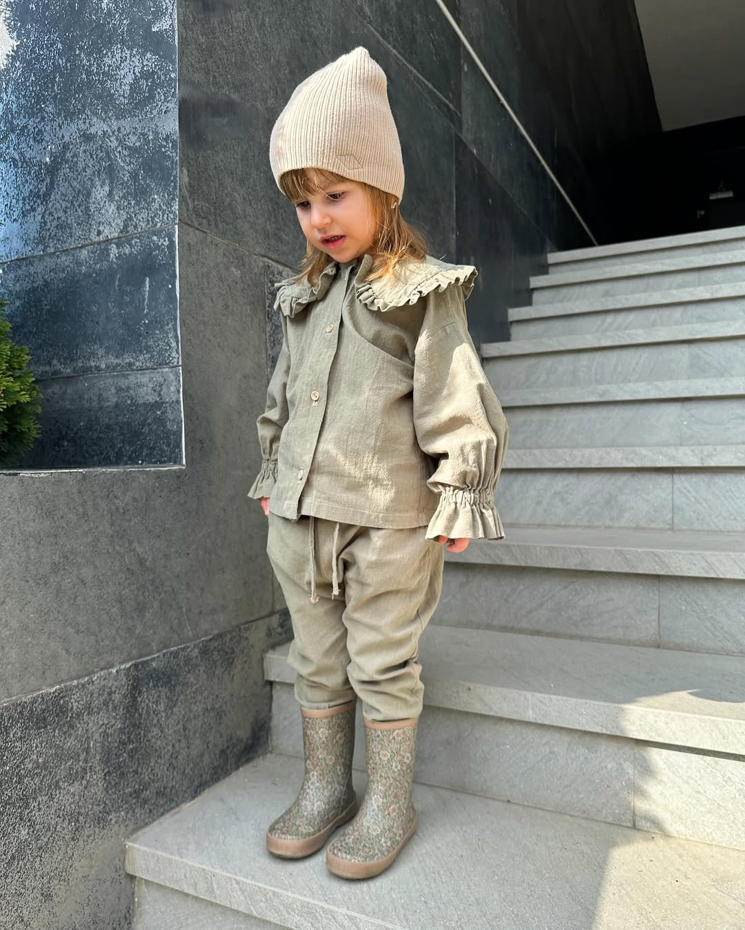 Set din muselină 2 piese – bluză cu volănașe + pantaloni – Handmade Lilisicopiii - imagine 3