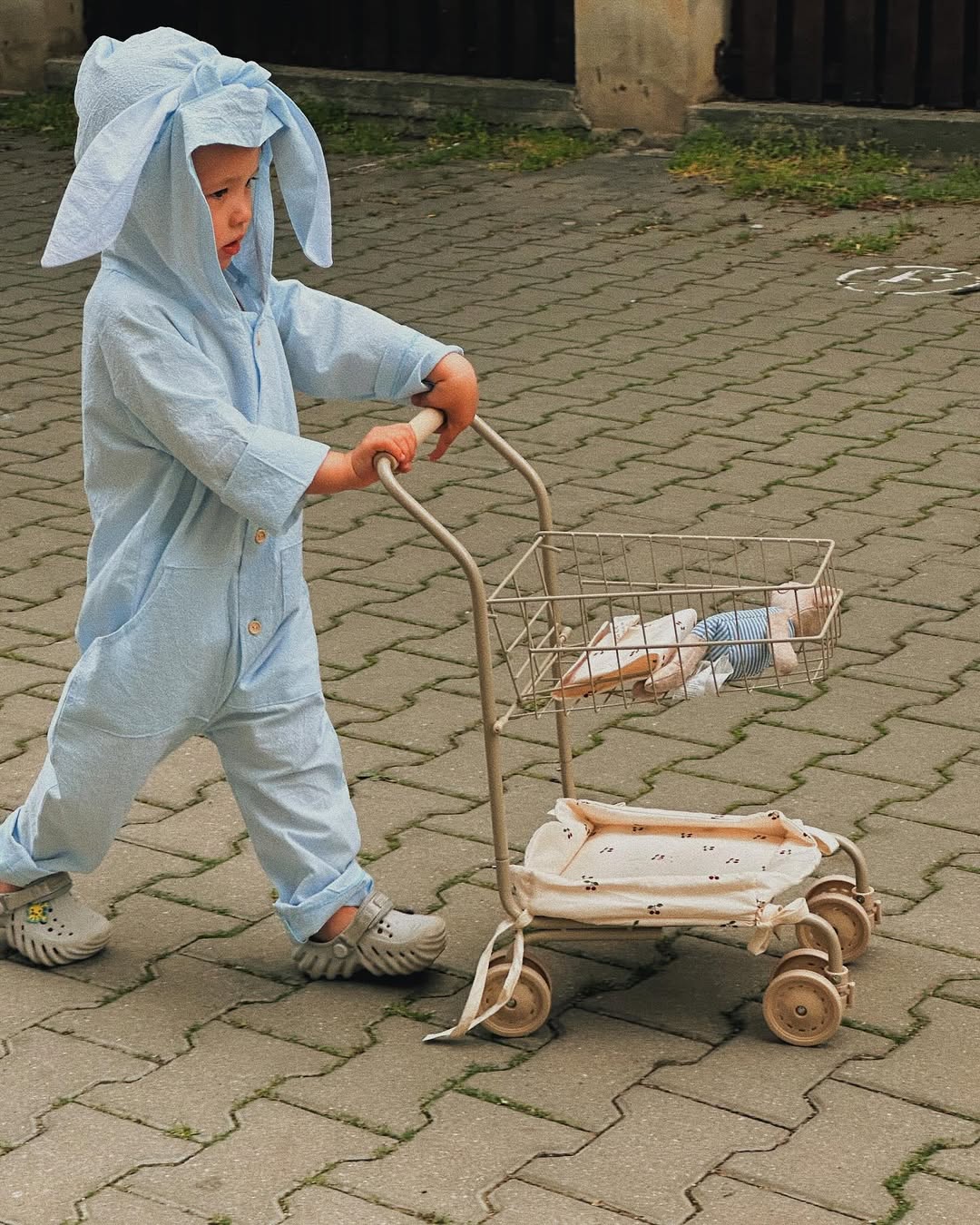 Salopetă întreagă din muselină cu glugă și urechi de iepuraș – Handmade Lilisicopiii - imagine 3