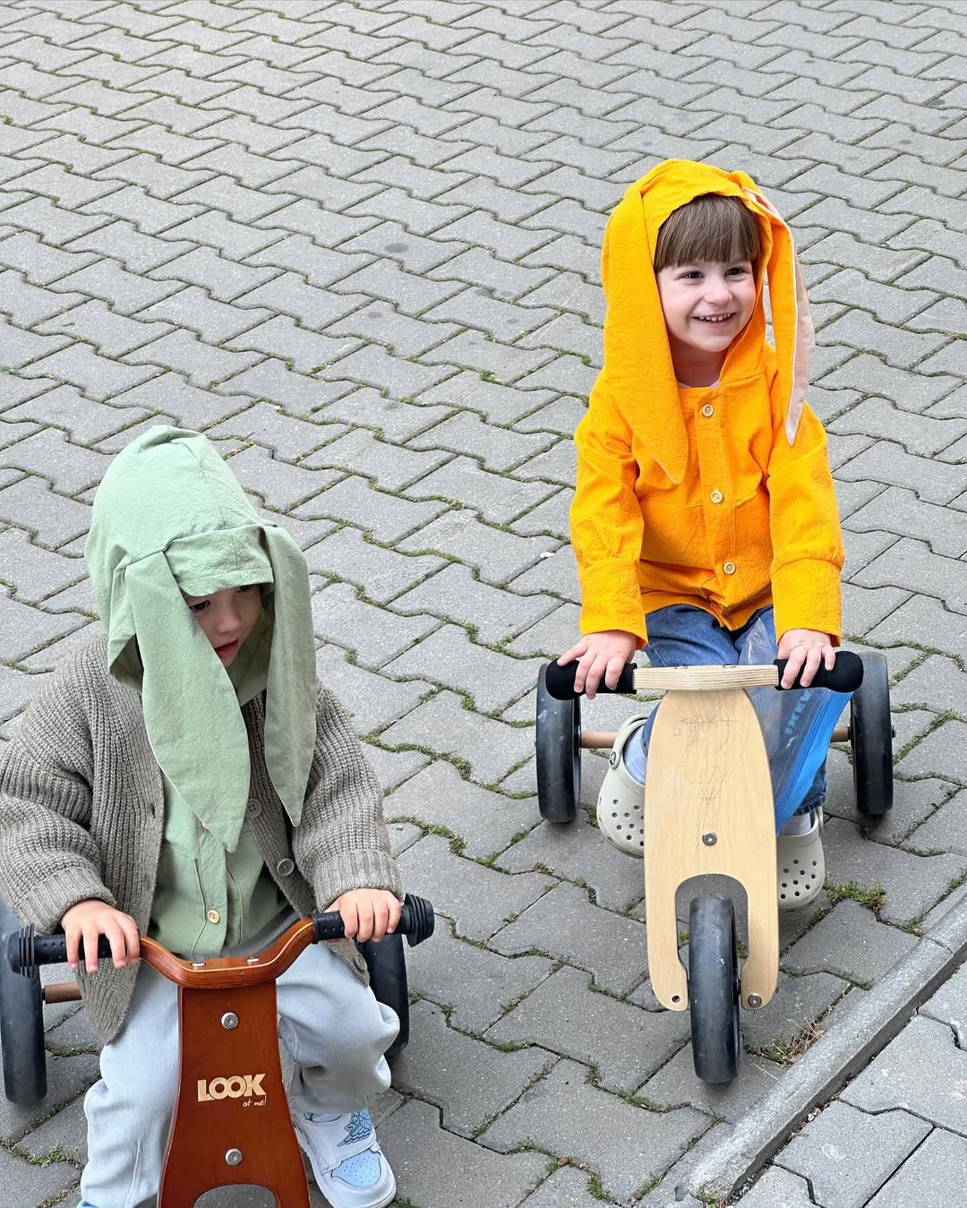 Salopetă întreagă din muselină cu glugă și urechi de iepuraș – Handmade Lilisicopiii - imagine 4