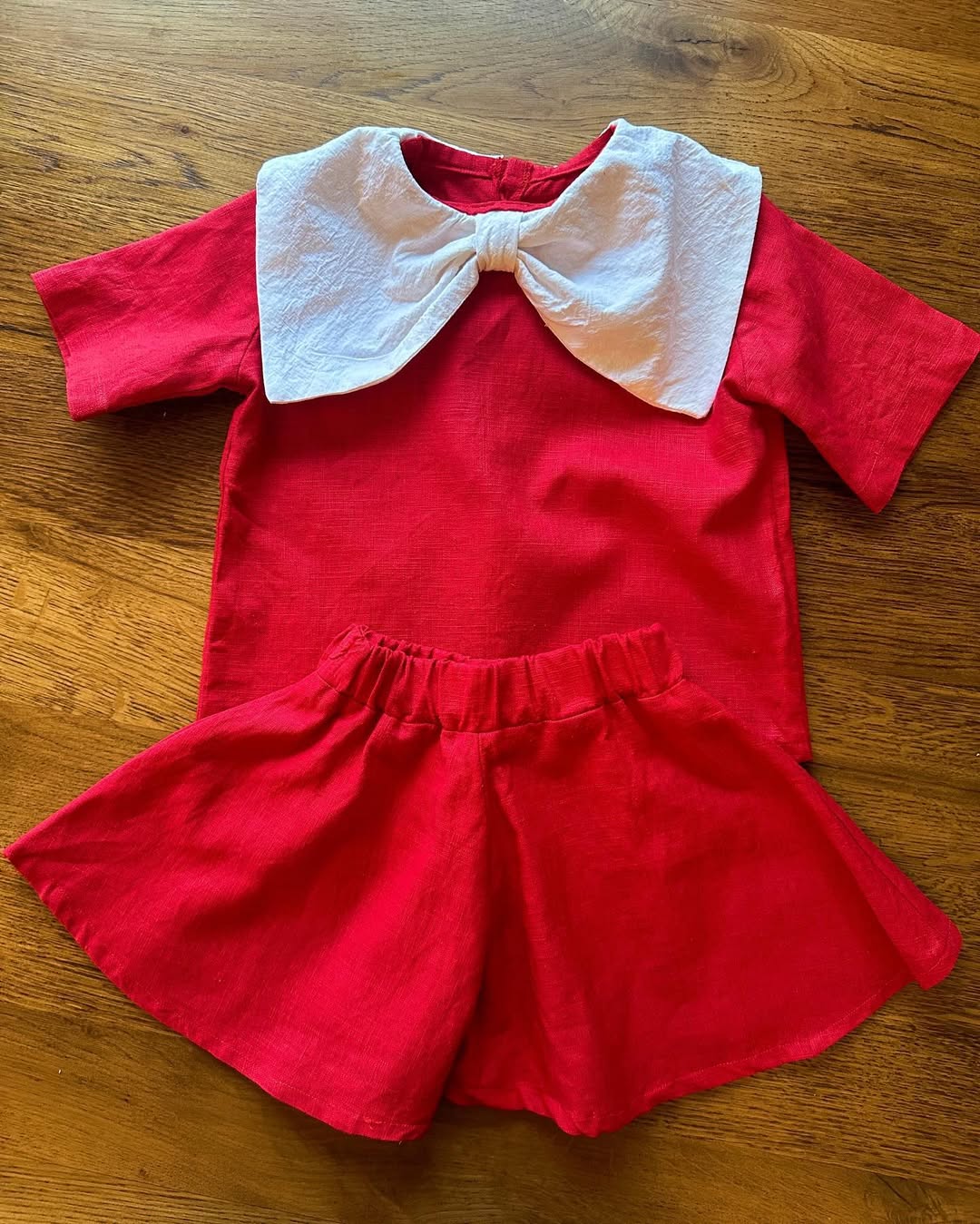Set roșu din muselină – bluză cu guler alb + pantaloni scurți – handmade din 100% bumbac premium – Handmade Lilisicopiii - imagine 2
