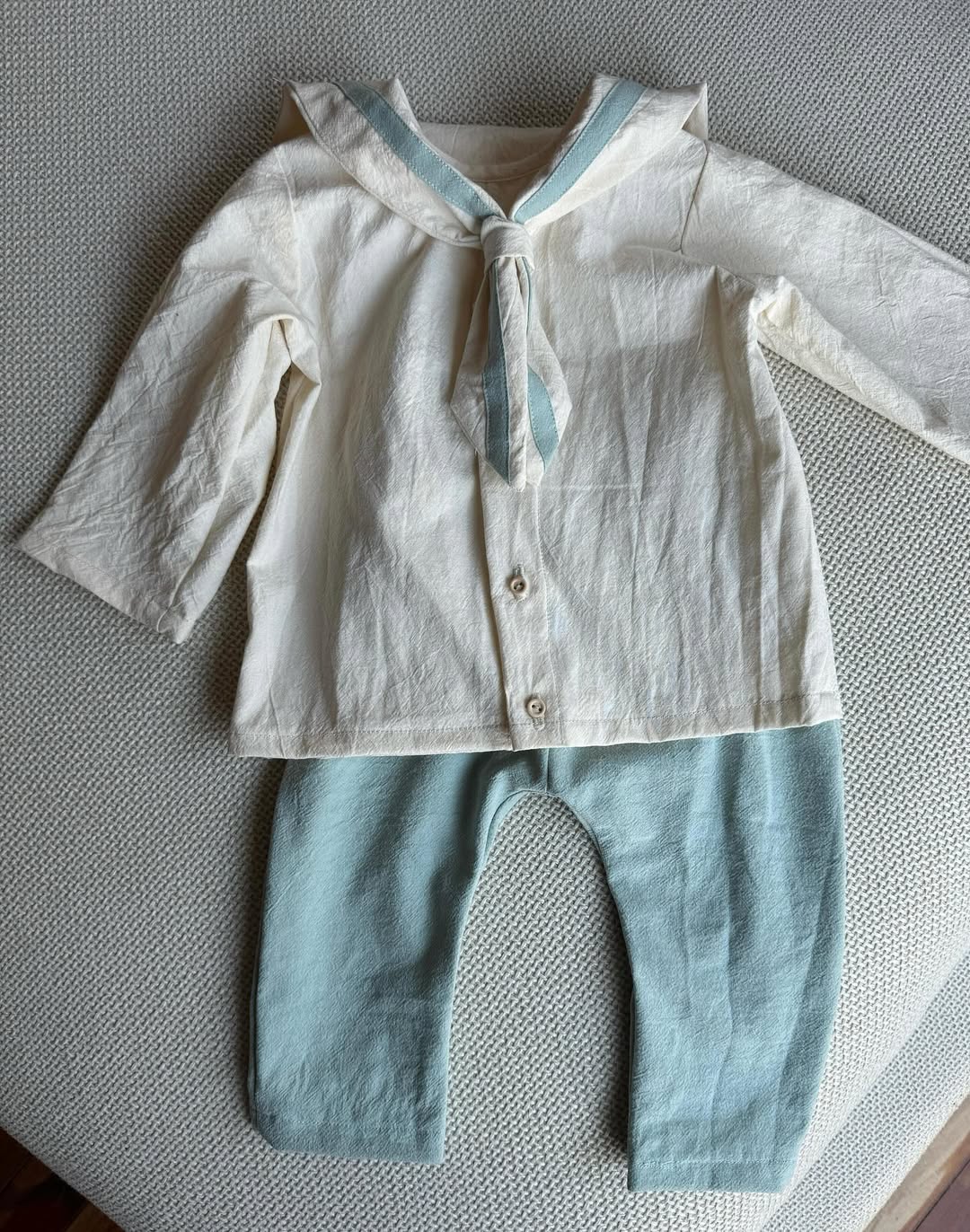 Set marinăresc pentru copii – bluză crem cu guler sailor bleu + pantaloni asortați – handmade - imagine 2