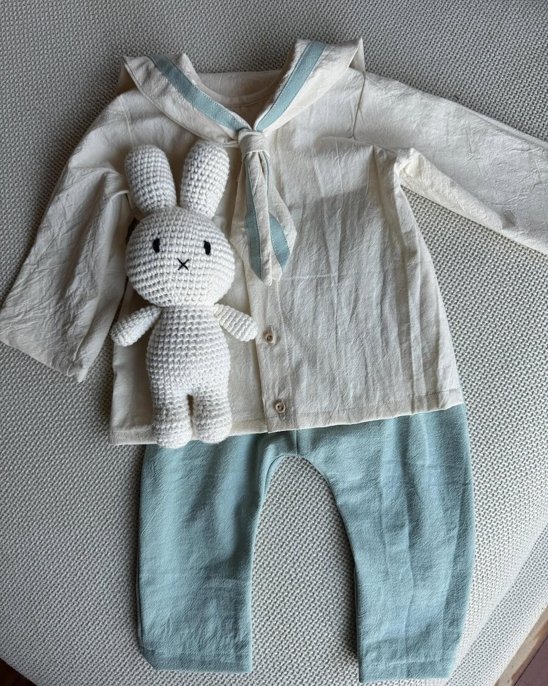 Set marinăresc pentru copii – bluză crem cu guler sailor bleu + pantaloni asortați – handmade - imagine 3