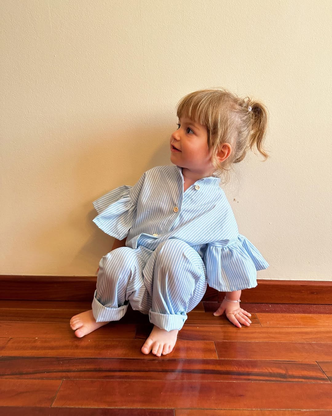 Set bleu cu dungi verticale pentru fetițe – handmade din poplin 100% bumbac premium – Handmade Lilisicopiii - imagine 3